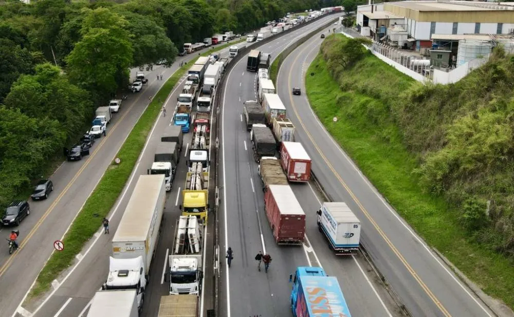 Paralisação de caminhoneiros em 2022. Foto: EFE/ Antonio Lacerda