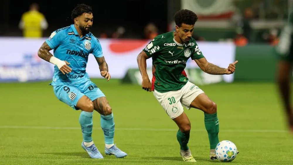 Gabriel e Lucas Evangelista disputam a bola no clássico paulista. Rivais se encontram na Copa do Brasil (Foto: Cesar Greco/SEP)