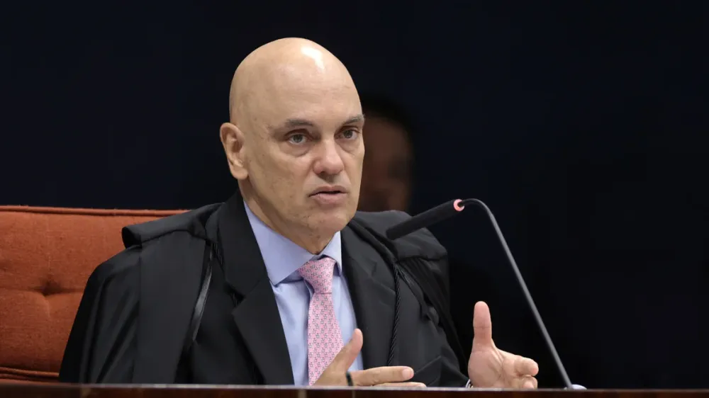 Moraes mostra Bolsonaro em protesto para rebater Fux: ‘Isso não é ameaça?’