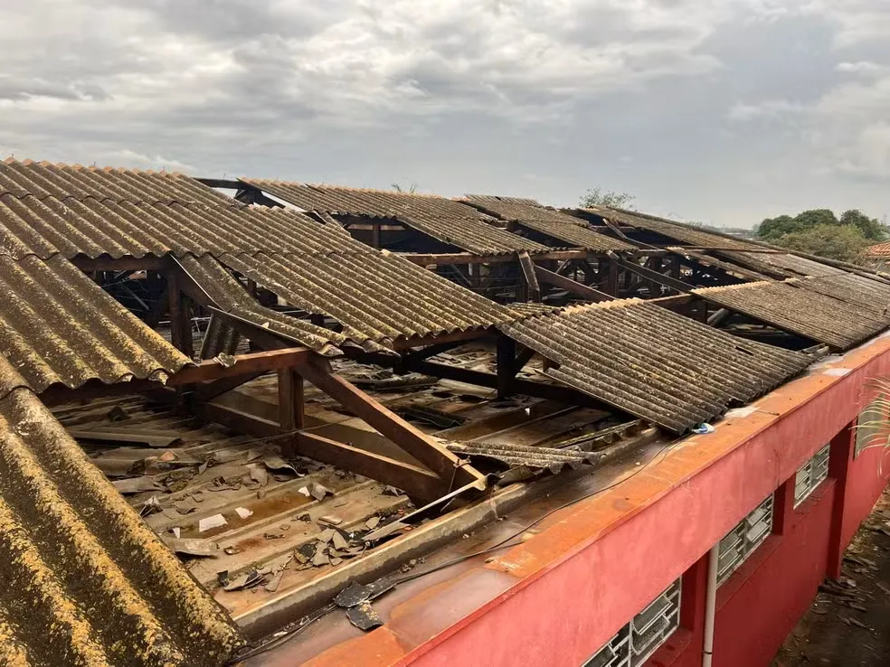 Hospital psiquiátrico é destelhado e libera 30 pacientes após temporal em Americana