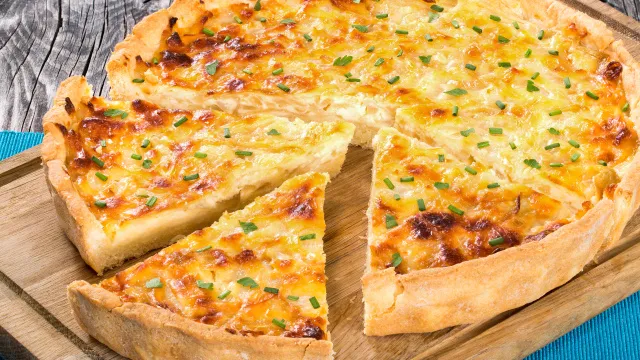 Torta cremosa de queijo e cebola, saiba como preparar