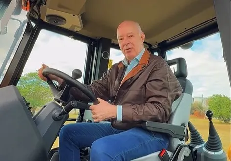 Itu recebe nova retroescavadeira para reforçar manutenção das estradas rurais