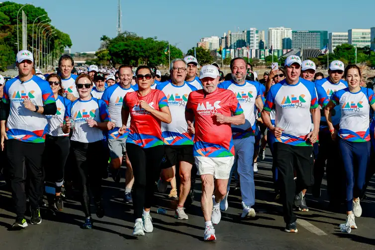 “Brasil será soberano pela educação”, diz Lula na corrida MEC 95 anos