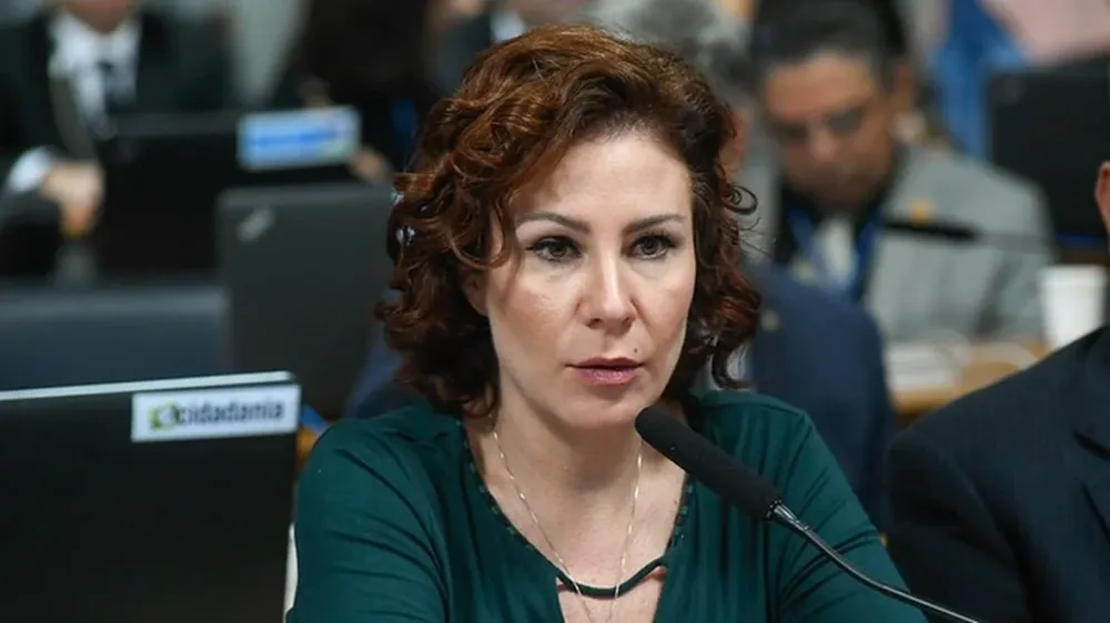 Carla Zambelli corre risco de perder mandato após fim de licença