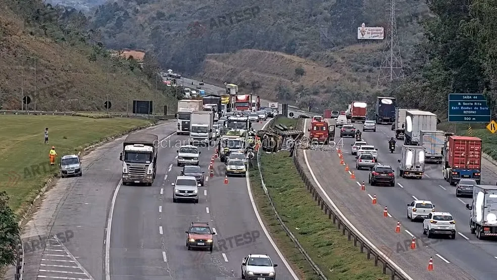 Motorista morre ao tombar caminhão na Rodovia Castello Branco em Araçariguama
