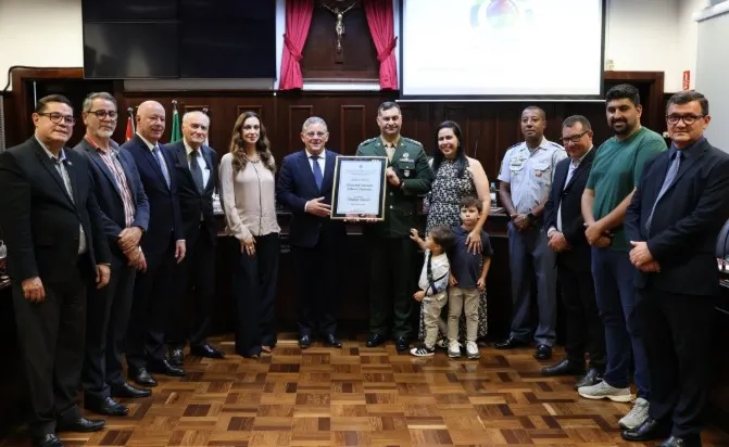 Comandante do 2º GAC recebe Título de Cidadão Ituano em cerimônia solene