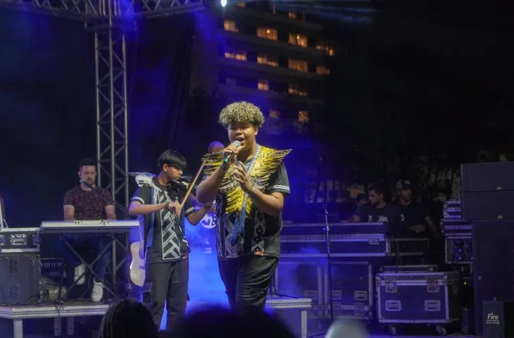 Estudante indígena de MS emociona no The Voice e vira três cadeiras com gospel