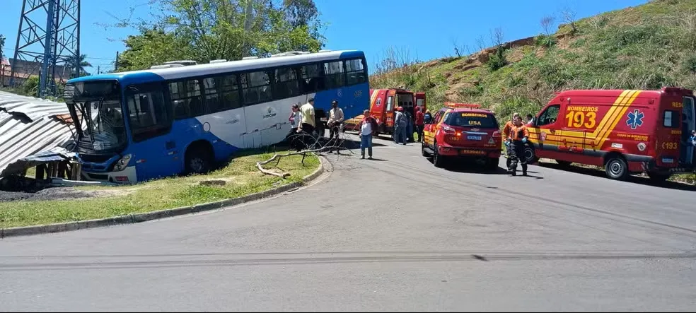 Ônibus cai em barranco e deixa seis feridos em Campinas