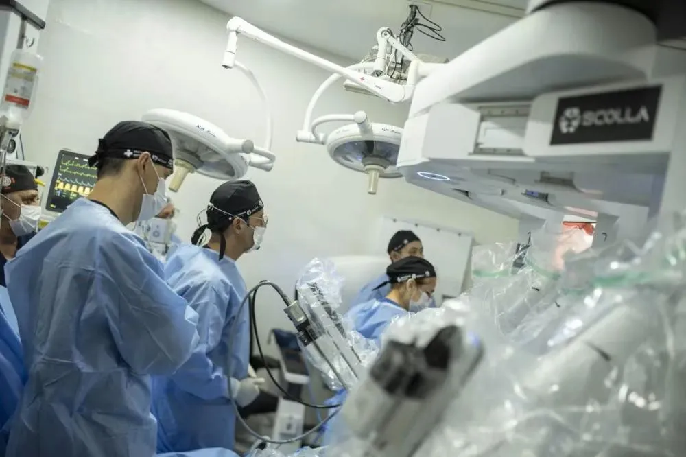 Médico brasileiro no Kuwait opera paciente em Curitiba e cirurgia entra para o Guinness