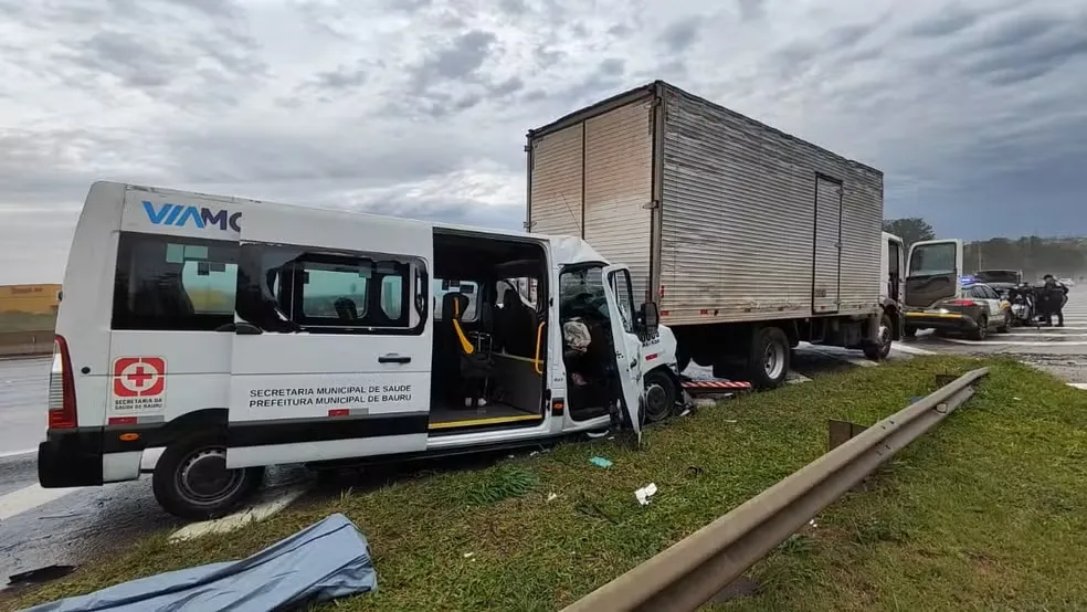 Van que transportava pacientes bate em caminhão e acompanhante morre na Castello Branco