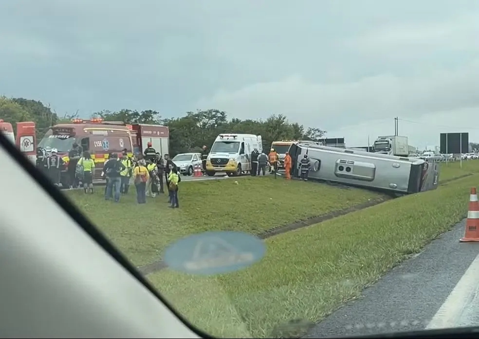 Ônibus tomba em canteiro de rodovia e deixa feridos em Mogi Mirim