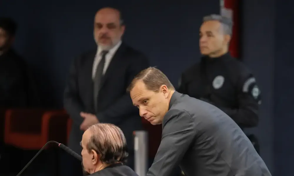 Mauro Cid retira tornozeleira eletrônica após audiência no STF