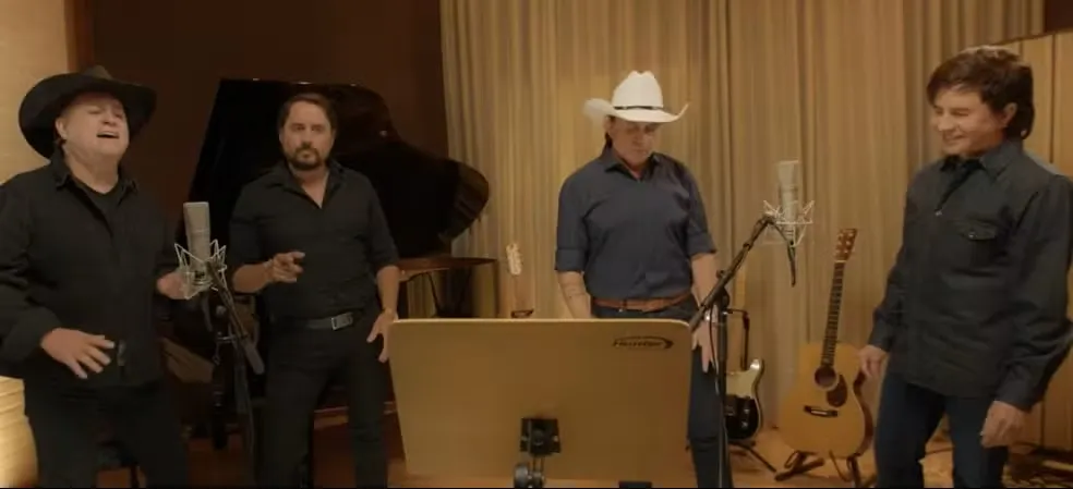Maurício e Mauri ao lado de Chitãozinho e Xororó no clipe oficial de “Paixão ou Loucura” — Foto: Divulgação