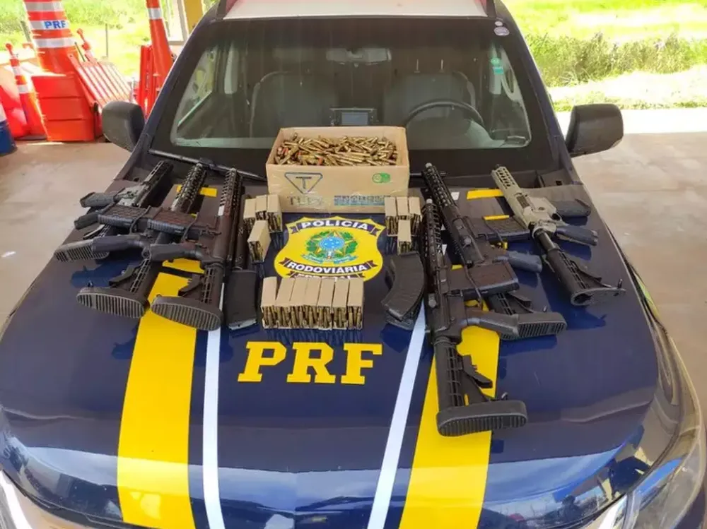 Munições e fuzis apreendidos em fevereiro do ano passado em Bataguassu (Foto: PRF)