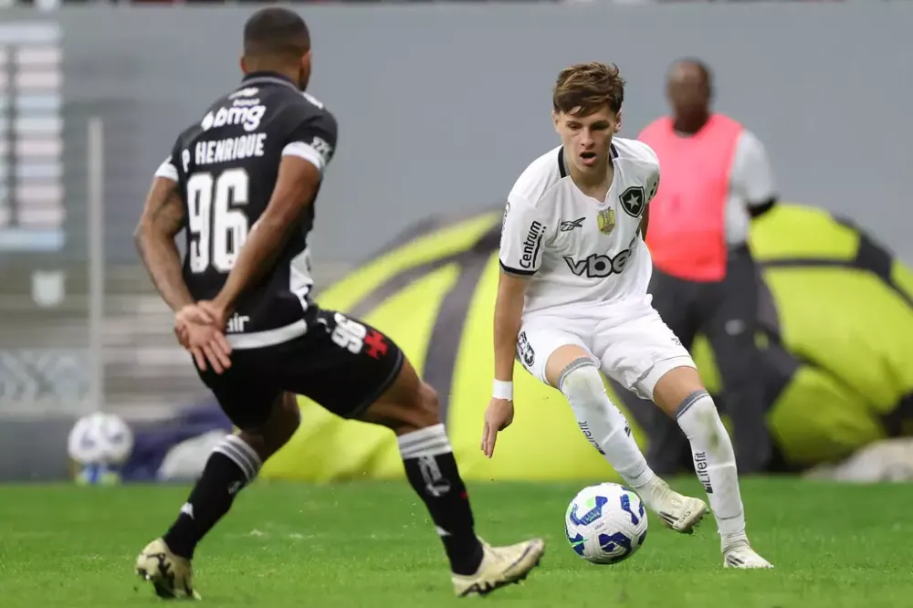 Paulo Henrique e Montoro em lance do clássico carioca neste ano (Foto: Vítor Silva/Botafogo)